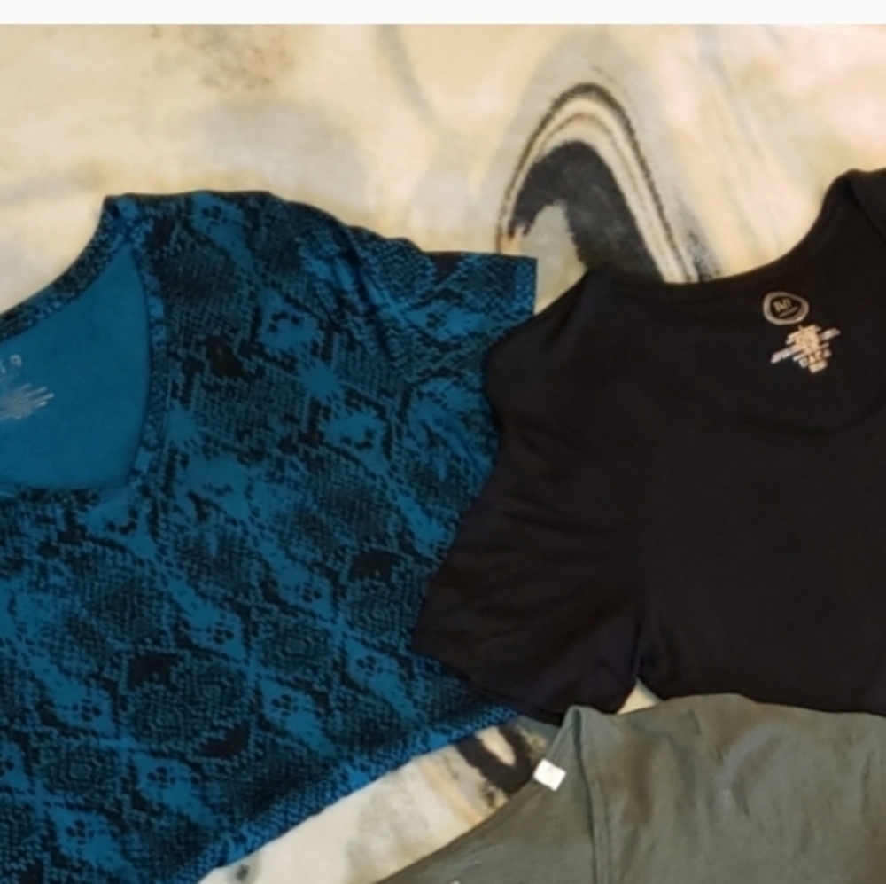 WOMEN'S SHIRT LOT